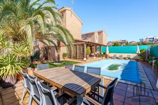 Casa  Lanzarote. Chalet independiente con piscina, placas solares y garaje con ca