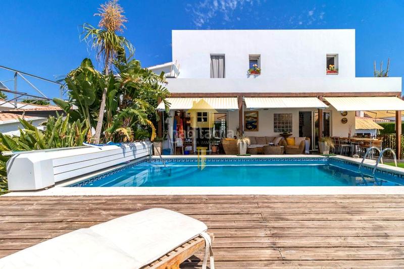 Foto 0c2f7842-a9d3-442e-acca-9b9f12b52f14. Casa amb calefacció piscina a Carmençó Empuriabrava