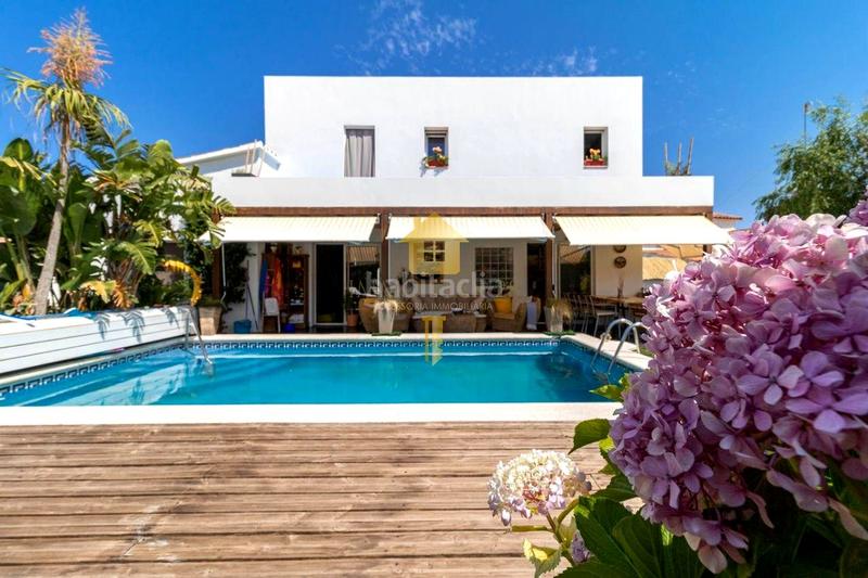 Foto 5b799756-4d3a-4a77-b735-38a46a039558. Casa amb calefacció piscina a Carmençó Empuriabrava