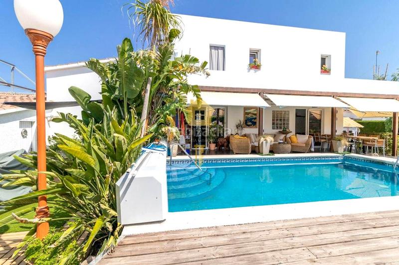 Foto ccefe907-bf67-4229-87a5-ee75ecf9cd1e. Casa amb calefacció piscina a Carmençó Empuriabrava