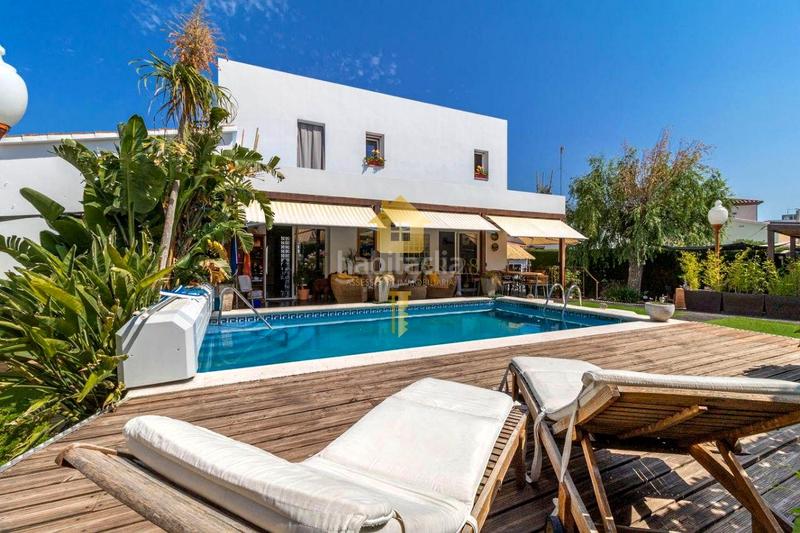 Foto ce0e7c3f-1d33-41c1-9d3a-3b9331982d8d. Casa amb calefacció piscina a Carmençó Empuriabrava