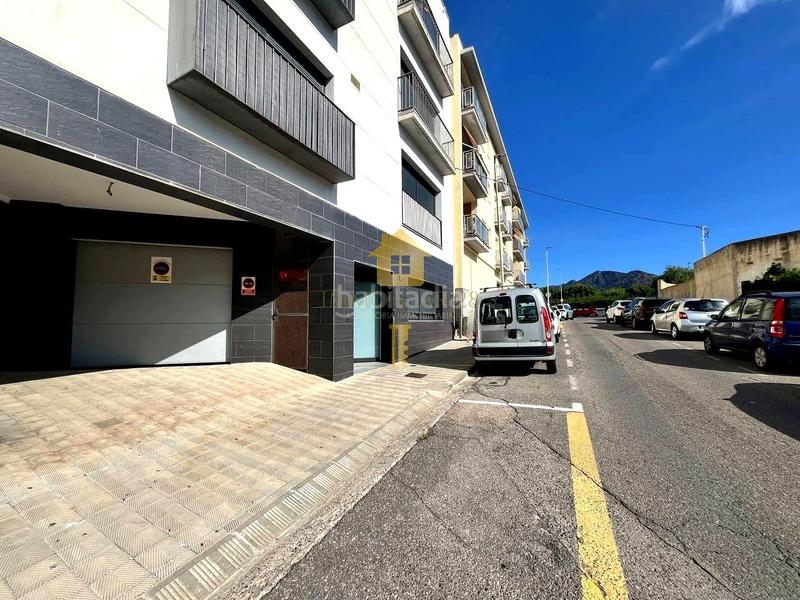 Foto 521ecb35-06e6-4c1a-8556-a14d2a34bc5a. Posto auto in Centre Roses