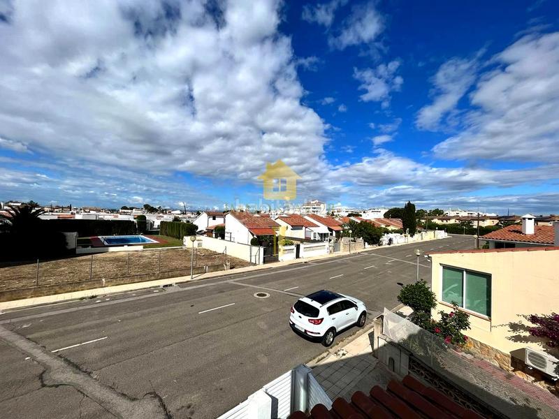 Foto b74c628b-d74a-4cda-aa20-eed3e72de4fa. Casa adosada  de 3 habitaciones totalmente reformada! en Roses