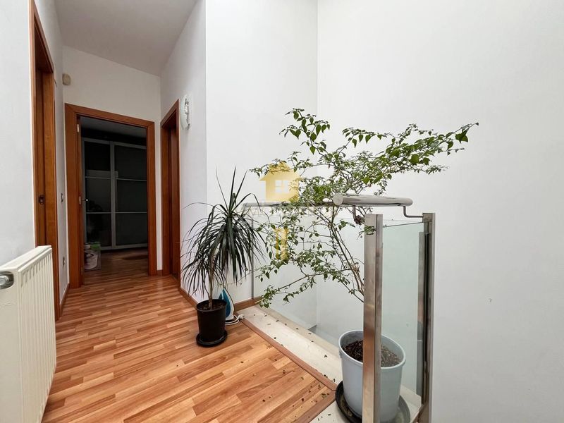 Foto a000608b-8da0-4278-ba76-99240ef8e66c. Dúplex  en venta 3 habitaciones 2 baños parking incluido en Figueres