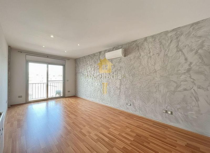 Foto c2223b53-7b1d-4428-9451-e783b0af5d4e. Dúplex  en venta 3 habitaciones 2 baños parking incluido en Figueres