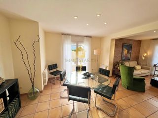 Casa  Carrer gavarres. Este chalet es verdaderamente una joya en el para�so!