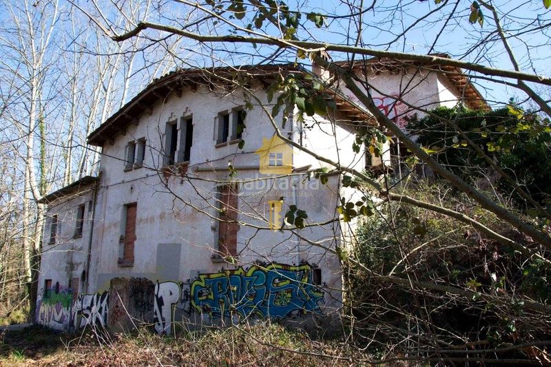 Foto 18f30710-9198-4c37-a055-cfb7cc2d5d5e. Masía  en venta gran finca rústica con edificaciones tradicionales y amplio terreno agrícola y forestal en Olot