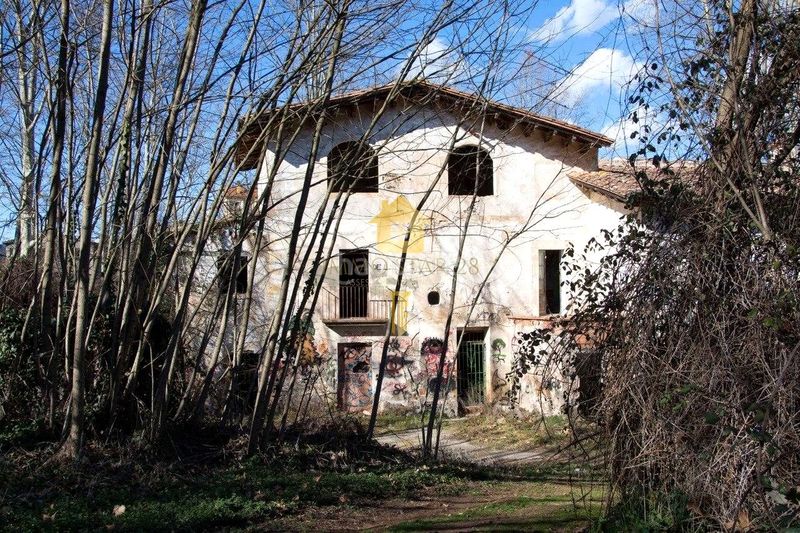 Foto d16aca49-8b16-41f6-a74f-fc063a5470af. Masía  en venta gran finca rústica con edificaciones tradicionales y amplio terreno agrícola y forestal en Olot