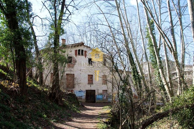 Foto ed9a6f04-2986-4db3-89cf-a266fa803fca. Masía  en venta gran finca rústica con edificaciones tradicionales y amplio terreno agrícola y forestal en Olot