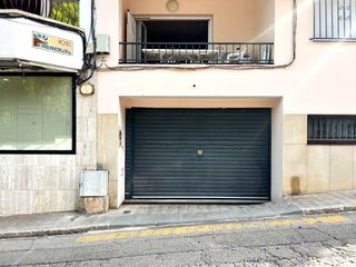 Car parking  De la pujada del puig rom. Plaza de parking de 22 m en el centro de roses