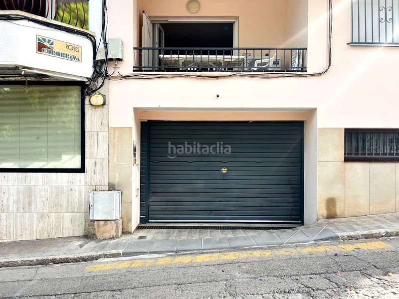 Foto bf658230-1a63-464e-a86a-0758f01d5997. Aparcament cotxe a Centre Roses