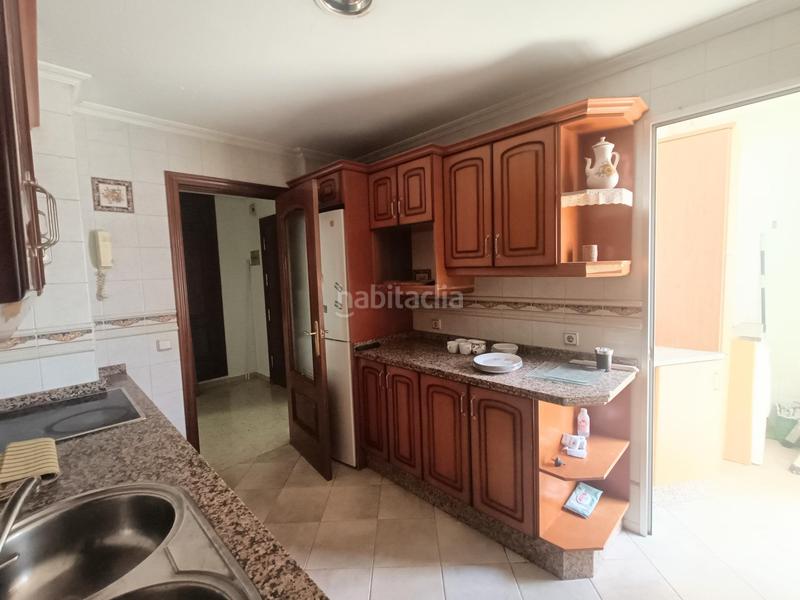 Foto 1908047d-4bd5-40ac-aec7-c74e252f0a9b. Piso vivienda de tres dormitorios en urbanización con piscina comunitaria en parque azahara en Córdoba