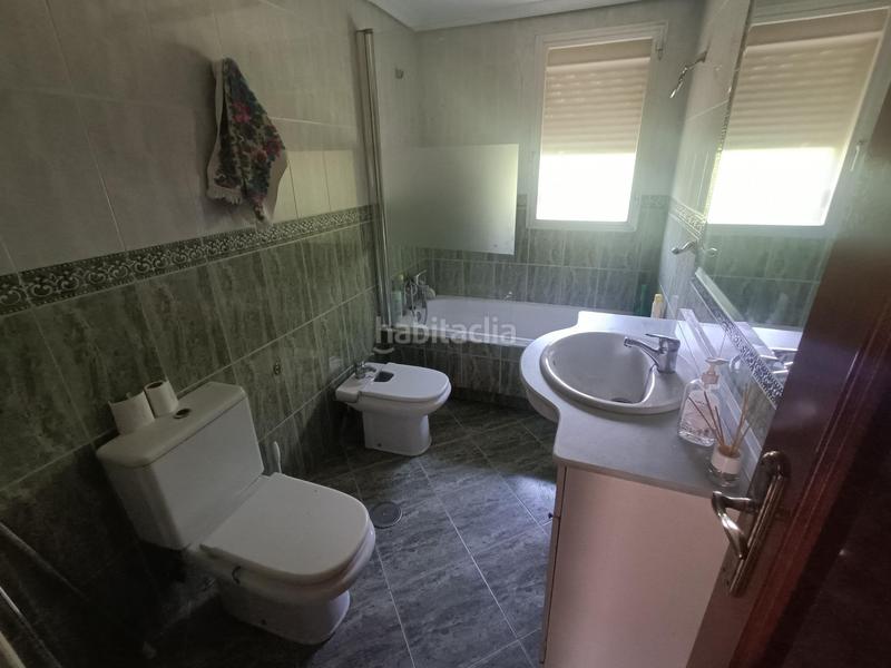 Foto 29419959-8745-40e5-b0c8-dfa42fbc4512. Piso vivienda de tres dormitorios en urbanización con piscina comunitaria en parque azahara en Córdoba