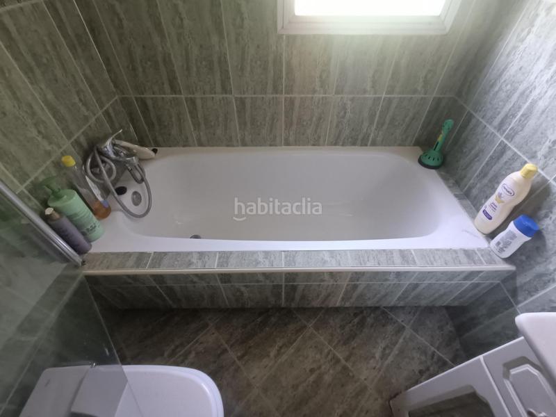 Foto 405e7292-5d71-4010-9206-0bc906b50d97. Piso vivienda de tres dormitorios en urbanización con piscina comunitaria en parque azahara en Córdoba