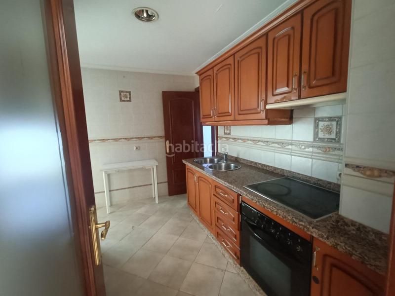 Foto 649137b8-cdc9-44f8-a960-9bac2e1485c1. Piso vivienda de tres dormitorios en urbanización con piscina comunitaria en parque azahara en Córdoba