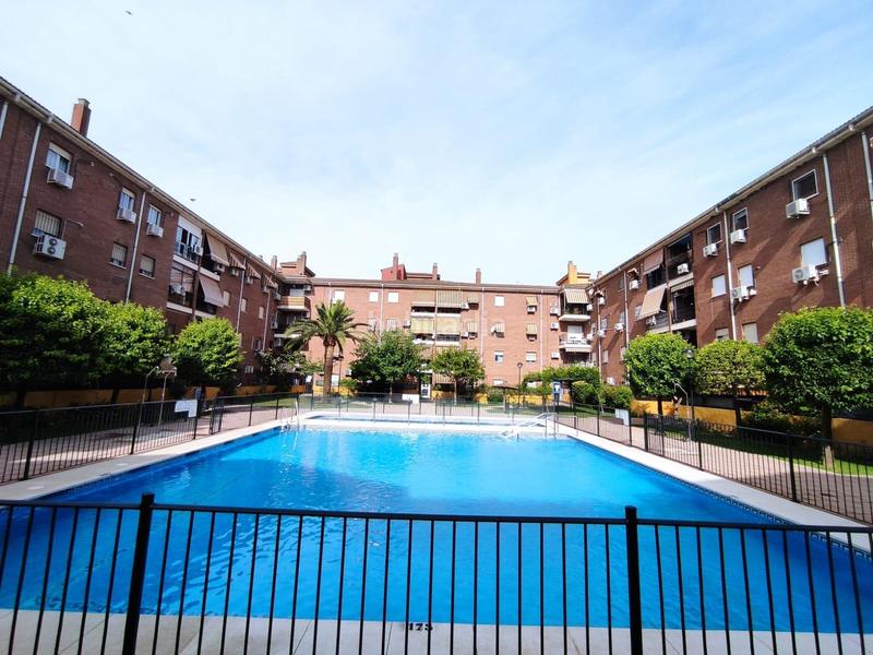 Foto 6c83ff64-801b-4ac9-a545-9fdfd002d217. Piso vivienda de tres dormitorios en urbanización con piscina comunitaria en parque azahara en Córdoba