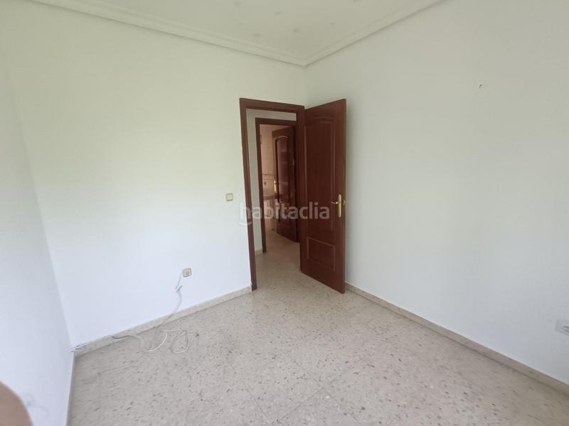 Foto a1790335-724b-4c91-bb16-0002009518a9. Piso vivienda de tres dormitorios en urbanización con piscina comunitaria en parque azahara en Córdoba