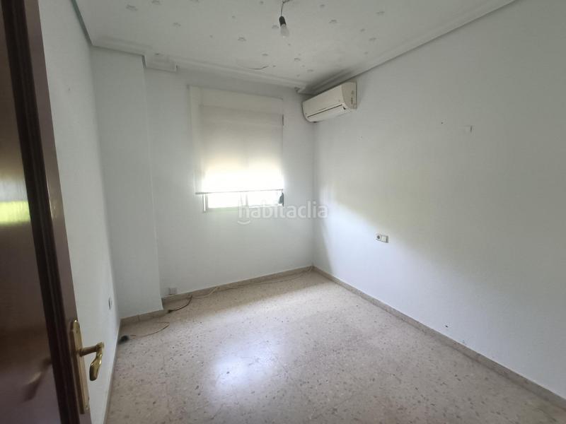 Foto b23c2e11-d91c-4693-948b-bb504ec96a32. Piso vivienda de tres dormitorios en urbanización con piscina comunitaria en parque azahara en Córdoba