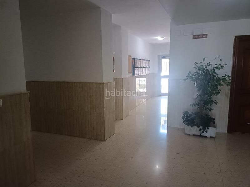 Foto b6c46c2f-85cd-47f7-a8ed-0e40c0338569. Piso vivienda de tres dormitorios en urbanización con piscina comunitaria en parque azahara en Córdoba