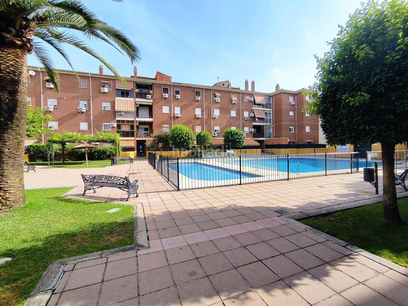Foto ceae89b4-ac9a-42df-b174-5b161764f0c7. Piso vivienda de tres dormitorios en urbanización con piscina comunitaria en parque azahara en Córdoba