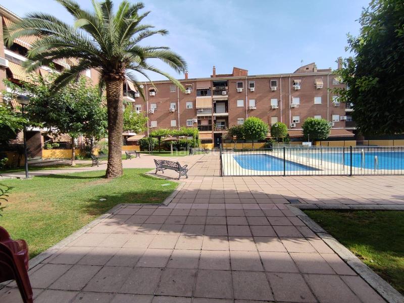 Foto eef12a56-08ff-4687-854c-2389031f1784. Piso vivienda de tres dormitorios en urbanización con piscina comunitaria en parque azahara en Córdoba