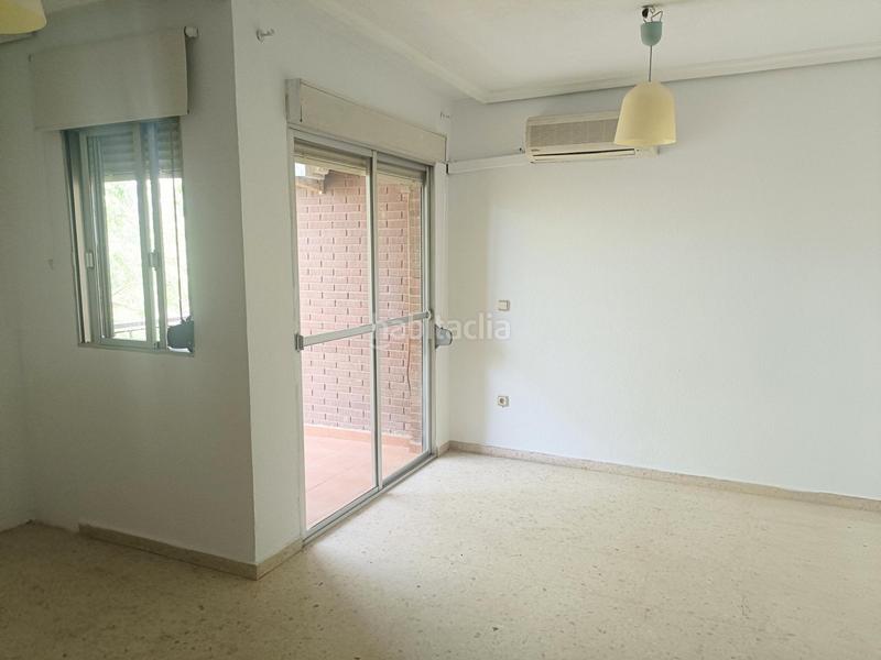 Foto f14e8422-2d60-4628-87bb-7769665a6b57. Piso vivienda de tres dormitorios en urbanización con piscina comunitaria en parque azahara en Córdoba