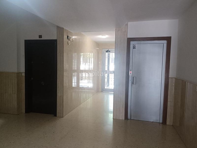 Foto f61abe94-13f4-4f2f-9bfa-7750cea2aa1f. Piso vivienda de tres dormitorios en urbanización con piscina comunitaria en parque azahara en Córdoba