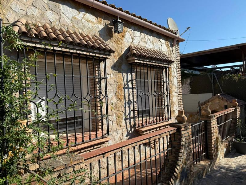 Foto 59e3386d-0e2e-436b-8bf8-4c0d782a7056. Chalet exclusivo chalet independiente en vía augusta con piscina y amplio jardín en Écija