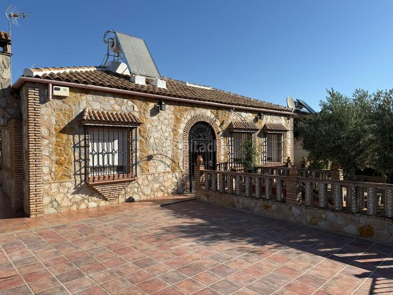Foto 766cd644-8a1a-440d-9461-246016418958. Chalet exclusivo chalet independiente en vía augusta con piscina y amplio jardín en Écija