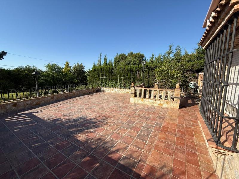 Foto 7c4a5918-c687-4188-a9d8-9bba93041ec0. Chalet exclusivo chalet independiente en vía augusta con piscina y amplio jardín en Écija