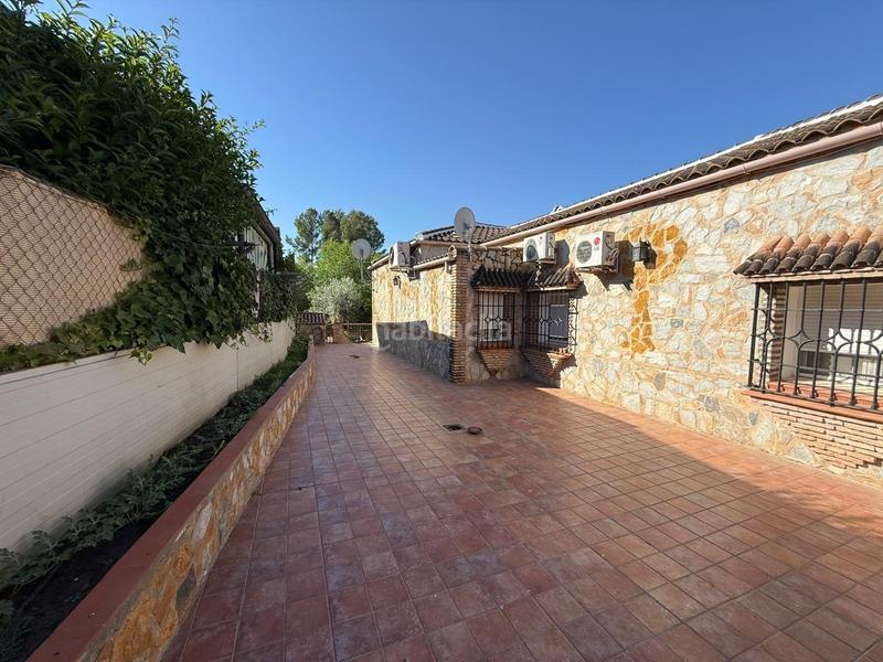 Foto 80ce48a2-62b9-4ac7-b1a0-3f2abb6f3760. Chalet exclusivo chalet independiente en vía augusta con piscina y amplio jardín en Écija