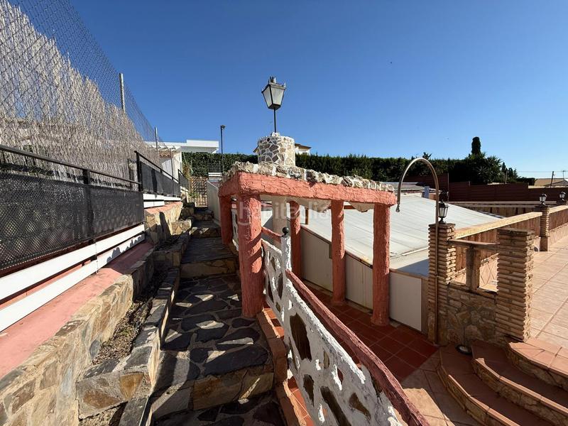 Foto c020581c-090f-4235-8f36-f2216900b8e0. Chalet exclusivo chalet independiente en vía augusta con piscina y amplio jardín en Écija