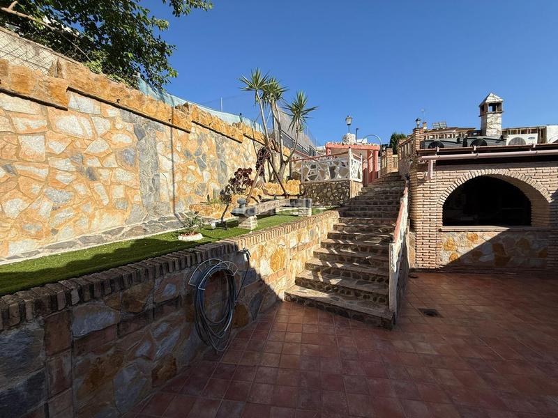 Foto d383630d-1e3d-4ab2-94bc-391997798457. Chalet exclusivo chalet independiente en vía augusta con piscina y amplio jardín en Écija