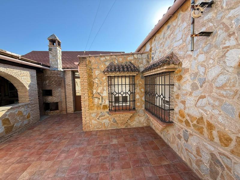Foto dc1044f8-657b-4727-940c-4e3ab6e42942. Chalet exclusivo chalet independiente en vía augusta con piscina y amplio jardín en Écija