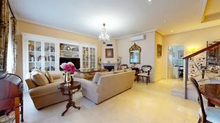 Casa in El Higuerón. Impresionante casa de dos plantas con jardín y barbacoa