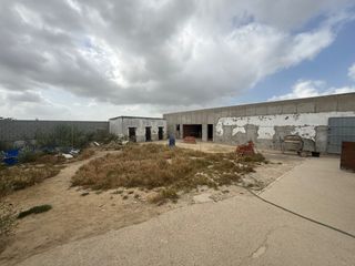 Country house in Las Palmeras-Dehesilla. Parcela de recreo con nave, piscina y muchas posibilidades