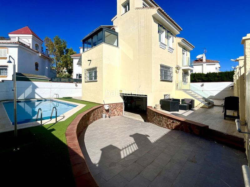 Foto 6a0e5b73-e5ce-4fc4-8d08-299ad0e5845e. Casa amb piscina a Los Álamos Torremolinos