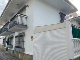 Maison jumelée à Urbanización Santa Rosa. Casa adosada en venta en torrox costa con 4 dormitorios