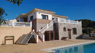 Masia a Frigiliana. Venta de chalet rústico y apartamento, con piscina y parcela de