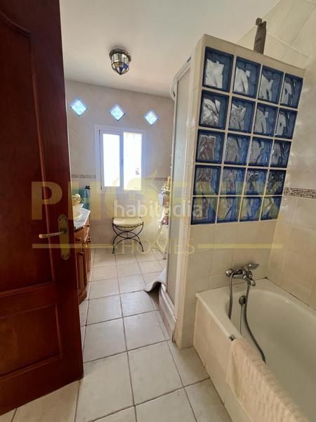 Foto d6bf5ed9-36c3-461e-b13c-5a6cbfcc383b. Xalet amb xemeneia calefacció aparcament piscina a Nerja