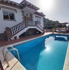 Xalet a Capistrano. Finca 3 dormitorios con 2538 m2 de parcela llana, piscina; garaj