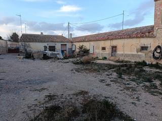 Casa pareada en Tobarra. Parcela con casa en zona tobarra