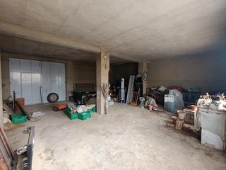 Casa in Tobarra. Vivienda con buen patio y cochera