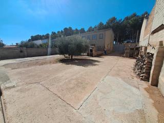 Casa en Pozohondo. Vivienda y nave en nava de abajo