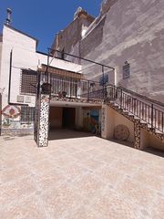 Maison jumelée à Tobarra. Vivienda en calle mayor con terreno
