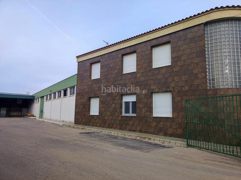 Foto 94bab6ff-bbe4-40bb-945f-57f96589e589. Bâtiment à usage industriel dans Tobarra