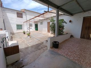 Casa en Tobarra. Vivienda en sierra con terreno y piscina