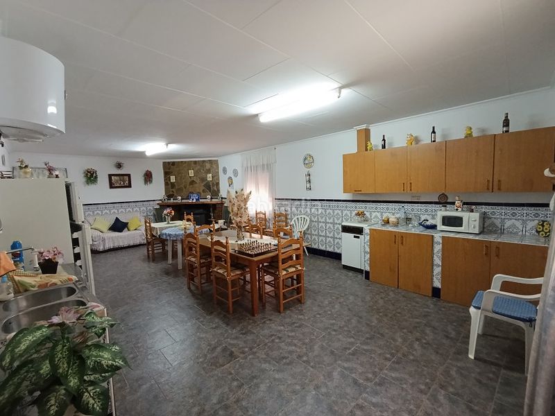 Foto f83b8126-4bdf-442b-a681-24d61b9b44ae. Casa amb xemeneia aparcament piscina a Tobarra