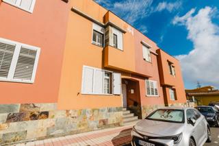 Haus in La cruz casco 37. Dúplex con garaje, terraza y azotea en firgas