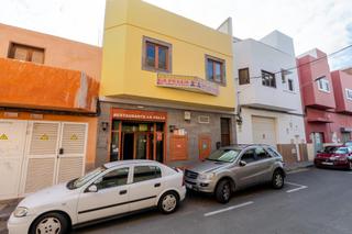 Local Comercial en Agustina aragon 8. Se vende local comercial en pleno vecindario  y se traspasa el n